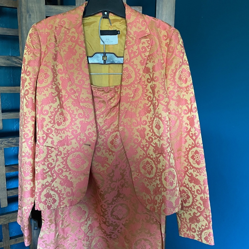 Gorgeous Romeo Gigli 2-pc skirt suit, EU 42/US 6, EUC (missing a jacket button).